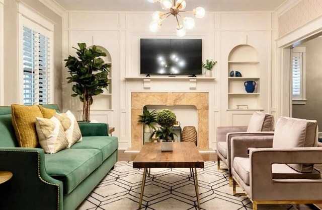 Renovated Art Deco retreat with porch and 2 King Beds, walk to coffee and food!