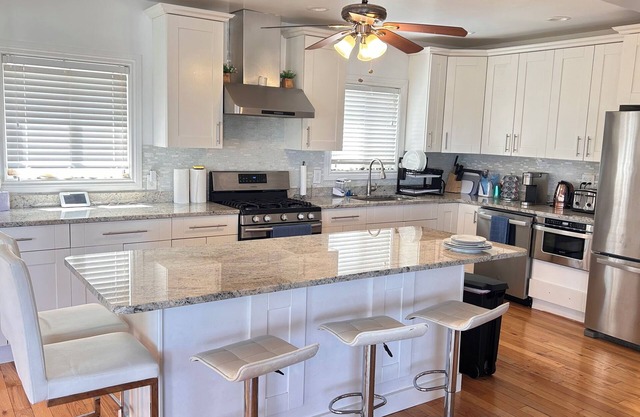 Renovated Beach House Close to Everything, Minutes to Boston