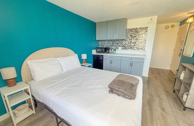 Renovated Beachy Studio at Hawaiian Monarch | Pool