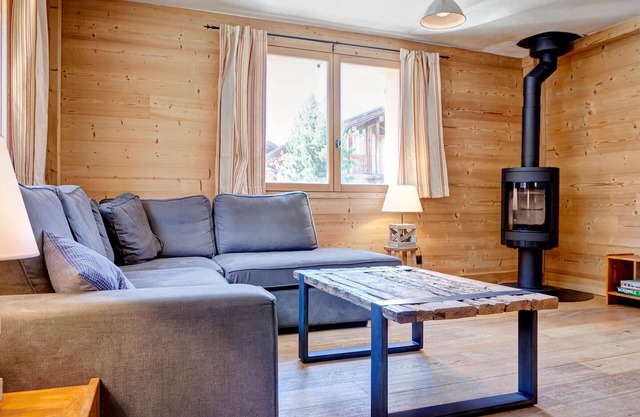 Renovated chalet, 3 bedrooms, 5 min to lifts, wood stove, parking, pet-friendly