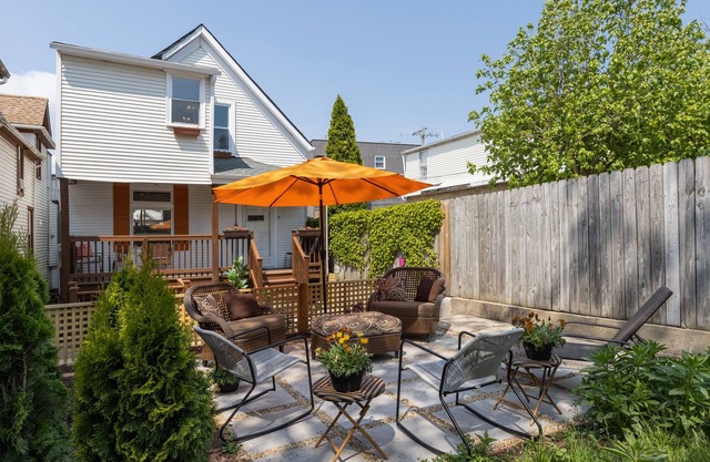 Renovated Chicago coach house close to Lake Michigan!