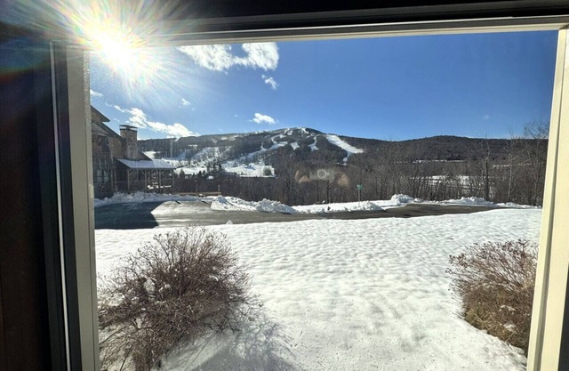 Renovated condo at MT Snow. Shuttle, Pool, Hot Tub