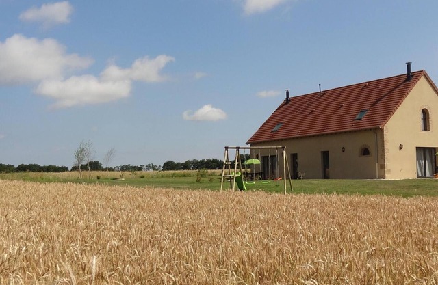 Renovated cottage in Chapeau with wifi, terrace and parking