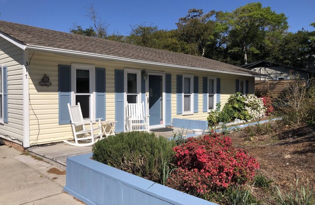 Renovated Cottage with Private Free Oceanfront Parking and Outdoor Shower