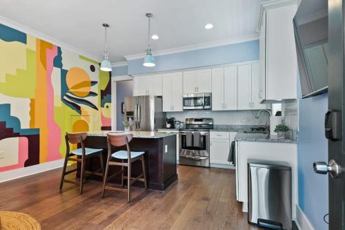 Renovated Dog Friendly Duplex Near Food & Fun Fully Fenced Yard and Private Parking