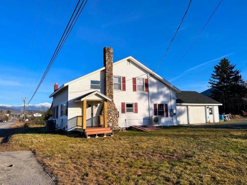 Renovated farmhouse on snowmobile trail with firepit & mountain views 10 min from Bretton Woods
