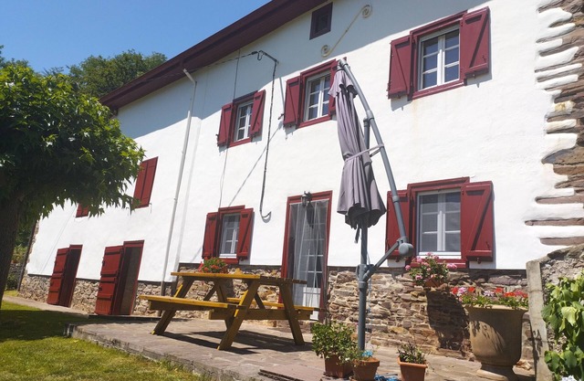 Renovated farmhouse - sleeps 4 to 7