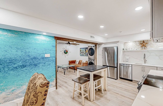 Renovated Gulf-front apartment with amazing view & washer/dryer