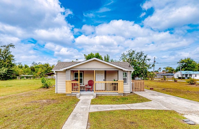 Renovated home near the beach & downtown with porch, AC, & W/D - dog-friendly