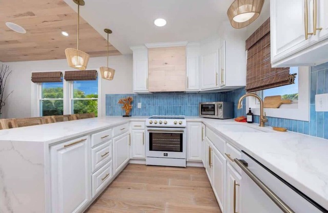 Renovated ~ Hot Tub, Fire Pit & 5Min to Beach