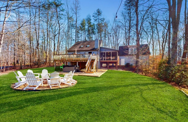 Renovated lakehouse with dock, hot tub, firepit & bi-level deck - dogs OK
