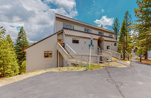 Renovated lakeview condo w/ great location near swimming & skiing