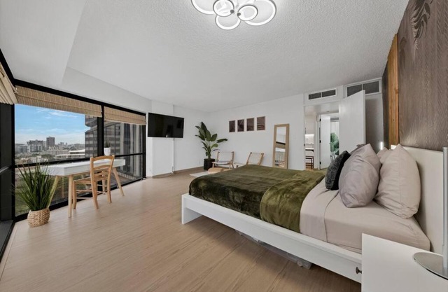 Renovated & Modern! Parking+WifI+Pool!