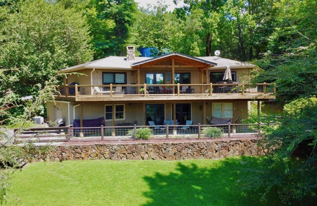 Renovated mountain home with great views - 2 Master Suites