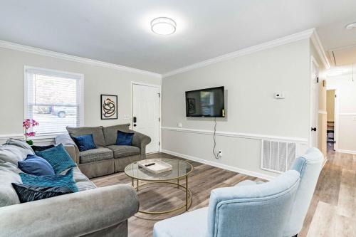 Renovated N Raleigh home with firepit wifi & king bed