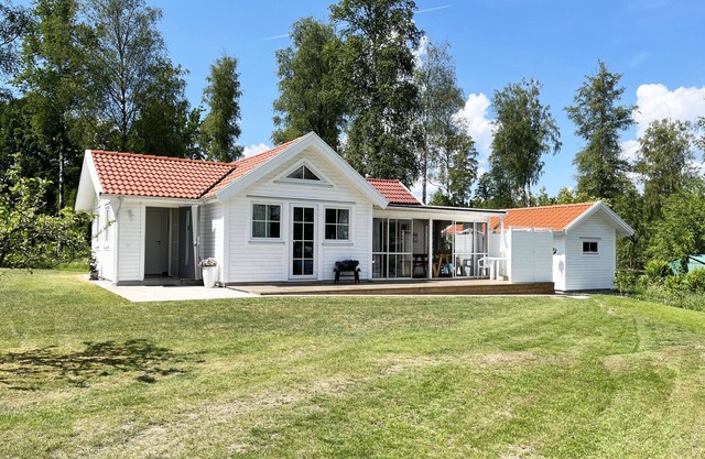 Renovated nice cottage located outside Värnamo and only 30 meters from the lake Flåren |SE07055