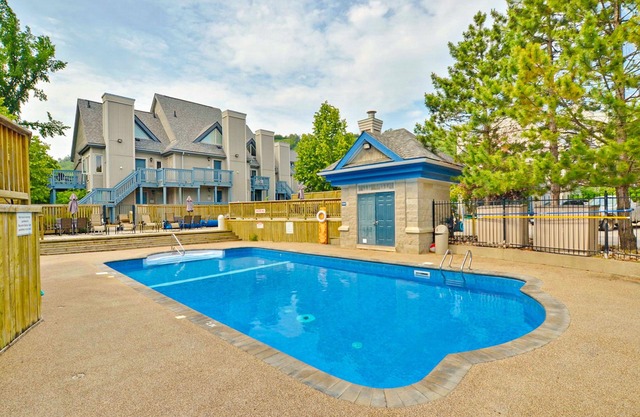 Renovated studio, steps to resort pool, ski lift & shuttle