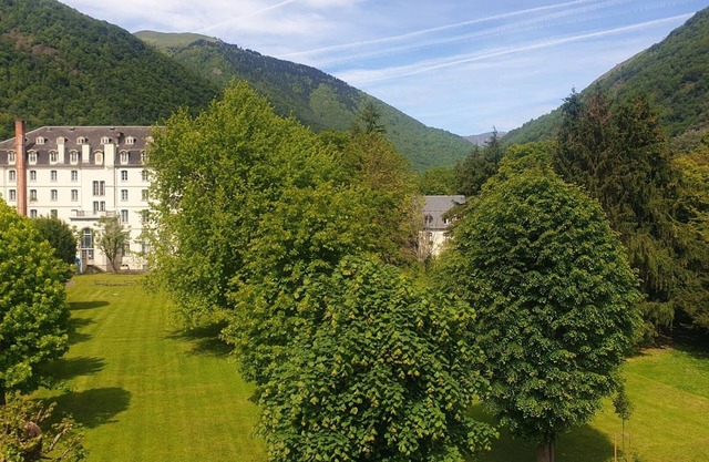 Renovated T3 apartment with mountain views; near Luchon center!