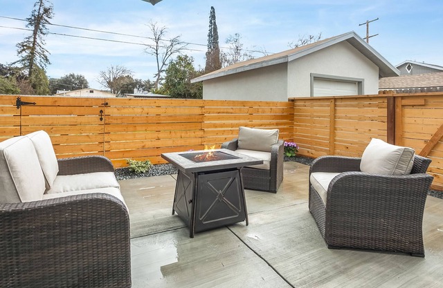 🔥 Renovated Tower District Home W/ Outdoor Firepit