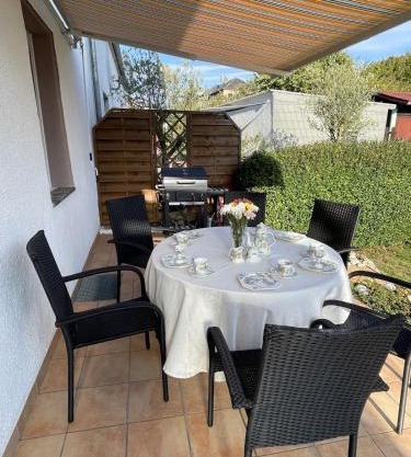 Renovierte 85qm 6 PAX Altbauwohnung und Terasse - Apartment "Karin"