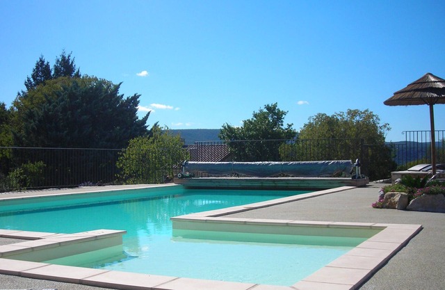 rent house 12 people with large heated pool quiet