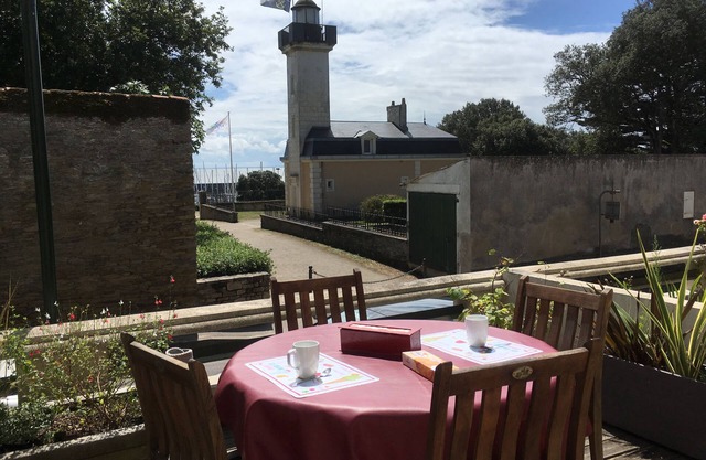 rent in a former boarding house near the port and the sea