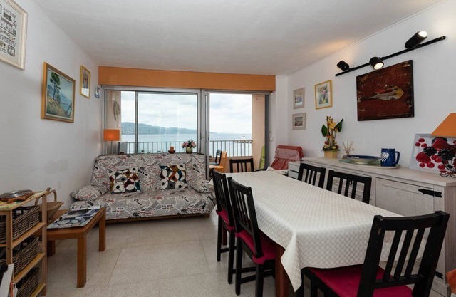 Rental of a 3 rooms apartment, on the beach and very well equipped. Beautiful view on the sea.