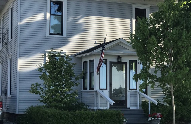 RENTING FOR SUMMER AND FALL SEASON ONE BLOCK DOWNTOWN HARBOR AND RESTAURANTS