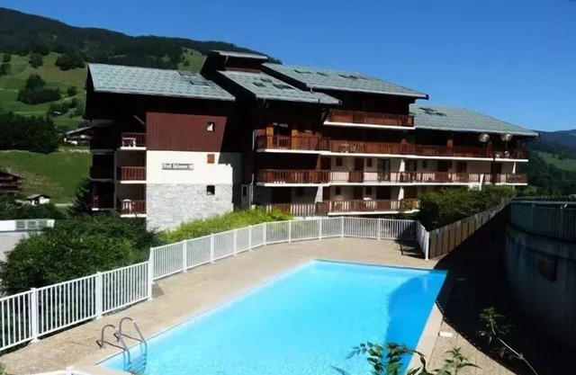 Residence Val Blanc 1 - South facing apartment in the heart of the village, close to ski lifts