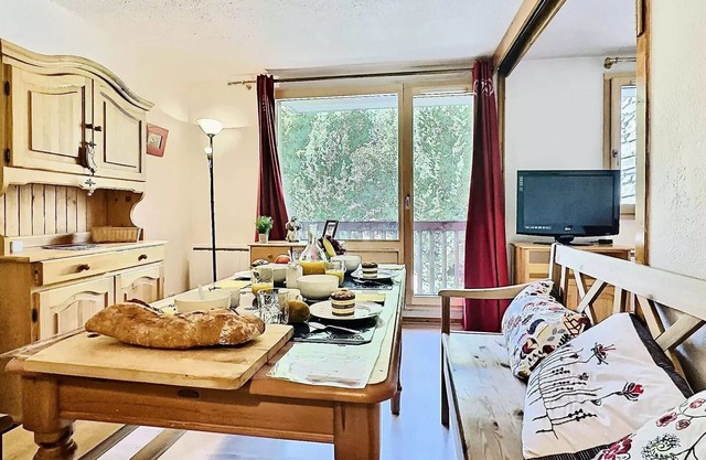 Residence Val D'illaz - Pleasant 2 room apartment cabin for 6 people located in Val d'Isère, close to the center of the resort