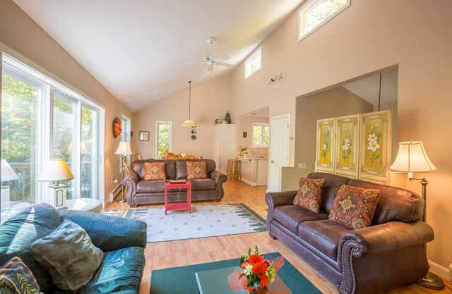 Resort Mountain Home with Private Hot tub Walk to Pools, Pond WIFI