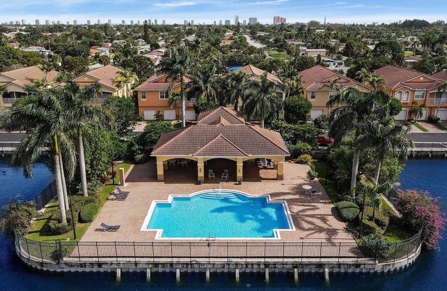 Resort-Style 2b 2b home in Prime Location! Near Beaches, Dining and Shopping.