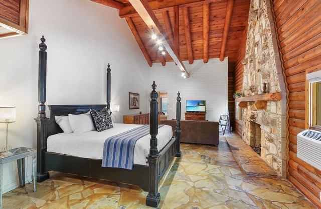 Resort Suite Across the Street from Market Days - Sleeps 4!
