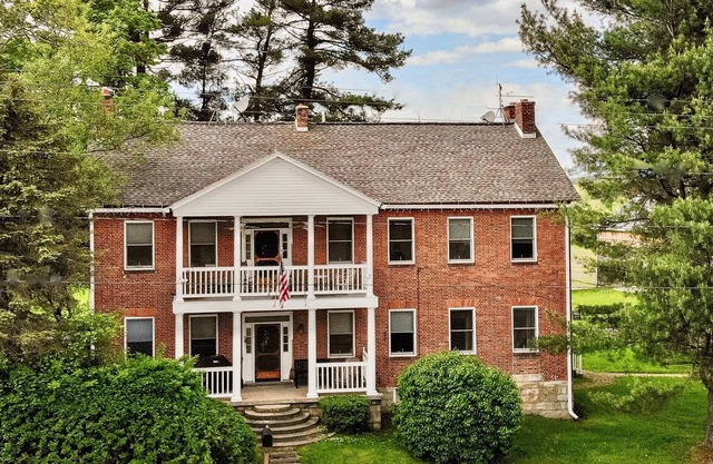 Restored colonial farmhouse near Seven Springs - Perfect for family gatherings