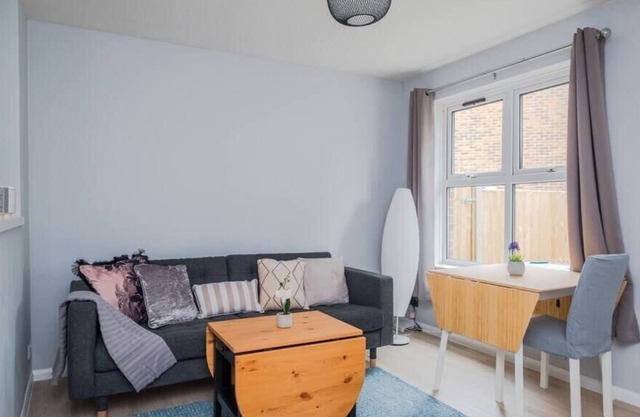 Retreat for Two Nr Goldsworth Park Lake Surrey