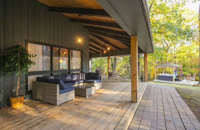 Retreat on 3 Acres w Kayaks/Hot Tub/Fire-pit