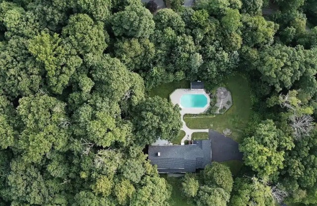 Retreat with Hot Tub, 10 Min to Skiing, Fireplace and Firepit!