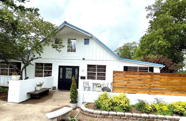 Retro-Chic House at Grand Lake w/Hot tub Sleeps 12. Minutes from boat ramp!