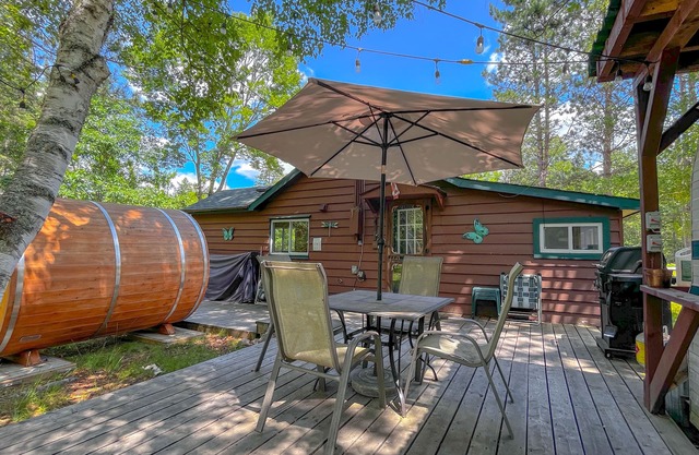 Retro Fosters Lake Cabin- Romantic Retreat w Sauna & Volleyball Court