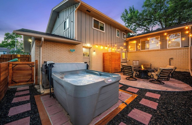 Retro Guest Suite with private Hot Tub 10 min to Red Rocks, Denver, and Golden.