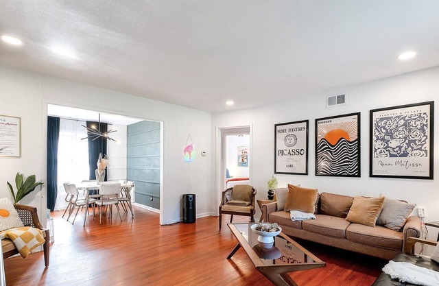 Retro Retreat - 2K - Fun and Cozy - Fenced Yard