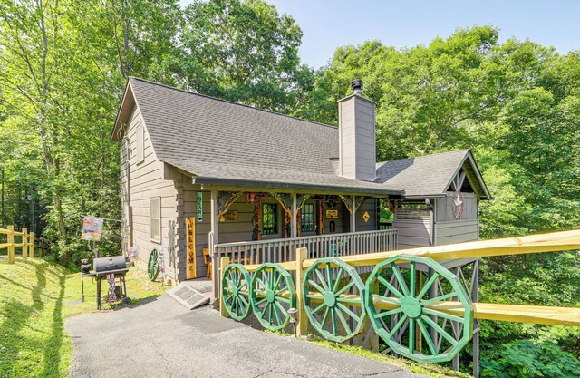 Return to Eden Cabin w/Hot Tub: 4 Mi to Dollywood