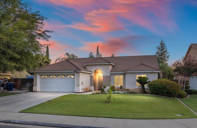 Revitalizing 3 Bedroom Home in Bakersfield with Pool and Wi-fi