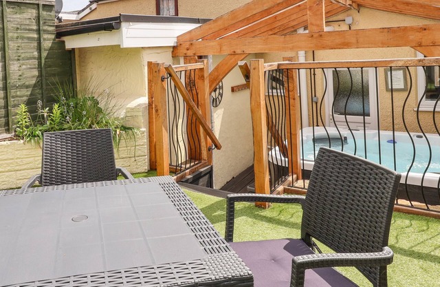 RHOS STREET RETREAT, pet friendly, with hot tub in Mabe