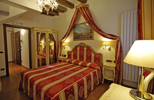 Rialto Bridge located in the very heart of Venice. All Inclusive WiFi