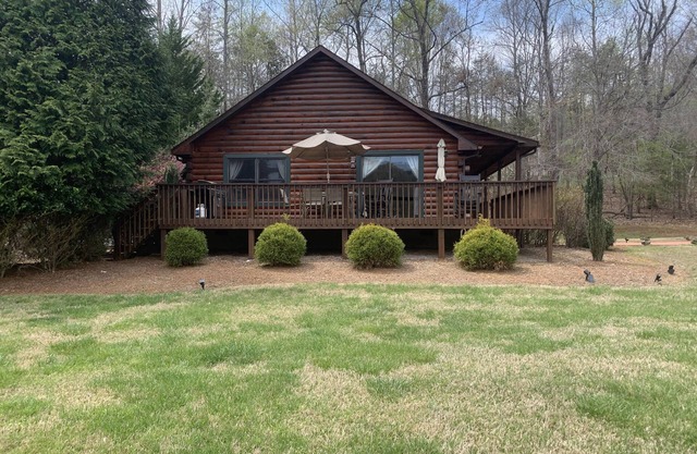 Ridge View Cabin with Fireplace Pet Friendly 2.7 miles from TIEC