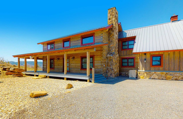 Ridgetop mountain-view home on 5 acres with Gas Grill, AC & fireplace