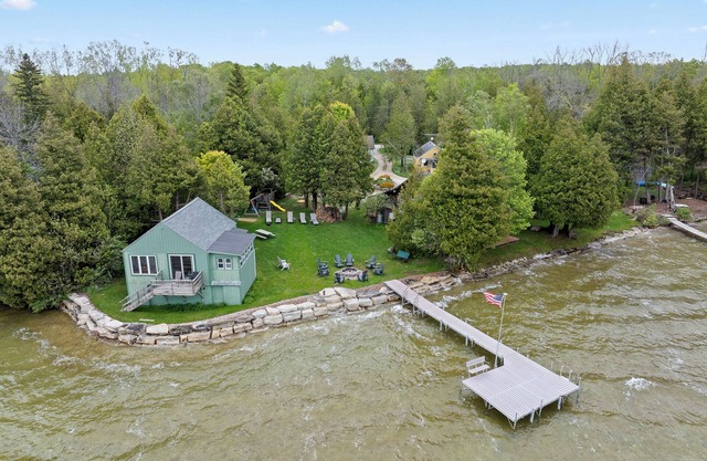 Right on the water-Dog Friendly Cottage with kids playground