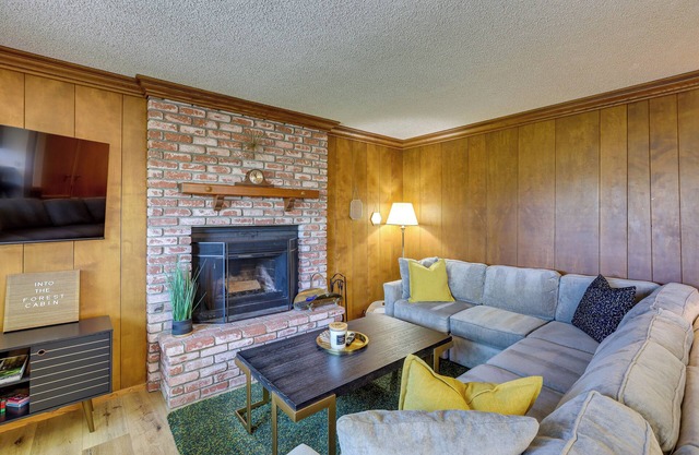 Rimforest Retreat w/Fireplace & Mountain Views!