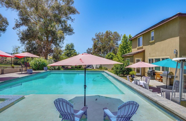 Rio Bravo Country Club Home in Bakersfield w/Pool